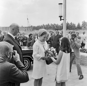 128553 Afbeelding van de aankomst van Prinses Margriet bij de officiële opening van het nieuwe gebouw van de ...
